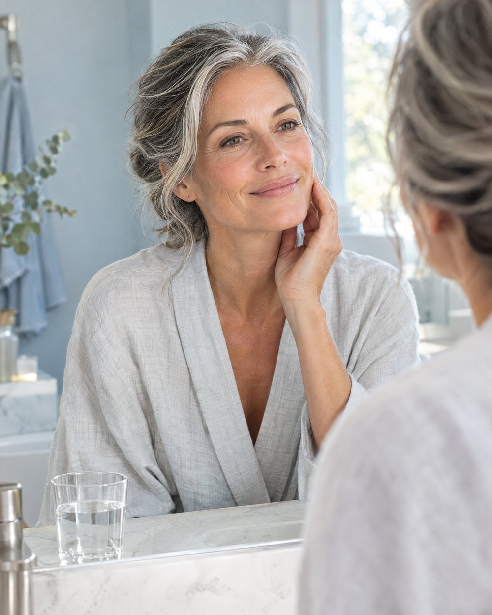 Femme souriante devant son miroir le matin